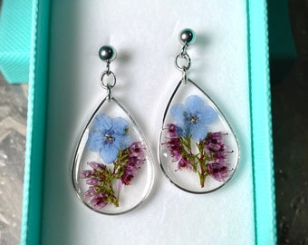 Orecchini in resina a goccia con fiori di Non ti scordar di me ed Erica.Orecchini con fiori veri, Orecchini con fiori veri.Idea regalo donna