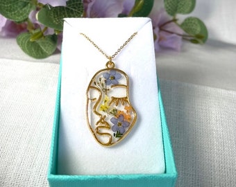 Pendant with abstract figure in resin and real flowers. Forget-me-not flowers, queen's lace. Woman face resin necklace