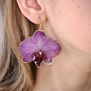 Natural resin orchid earrings, botanical jewelry with real orchids. Real lilac purple orchid jewelry, floral botanical earrings. image 5