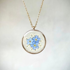 Collier fleur de myosotis, bijou en résine avec fleurs de Myosotis image 2