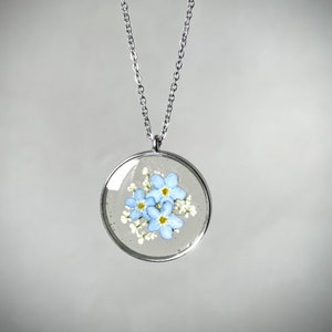 Collana in resina con fiori di non ti scordar di me, gioiello in resina con fiori di Myosotis Collana donna con fiori veri do not forget me immagine 1