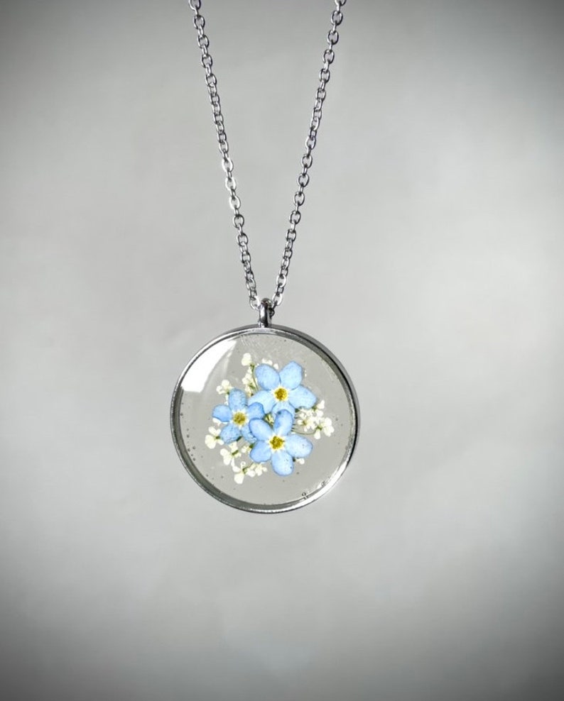 Collier fleur de myosotis, bijou en résine avec fleurs de Myosotis image 1