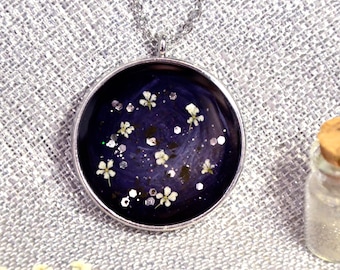 Collana in resina con vera polvere di STELLE e fiori “Pizzo della Regina”, meteorite e fiori.