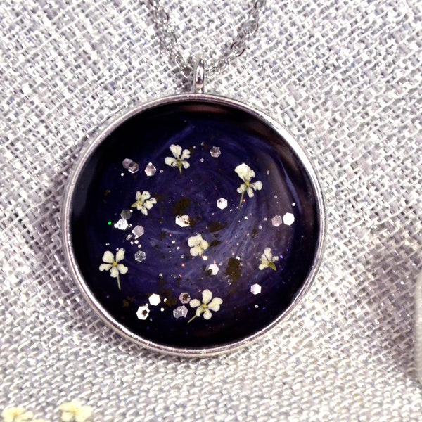 Halskette aus Harz mit echtem STAR-Staub und „Queen's Lace“-Blumen, Meteoriten und Blumen.