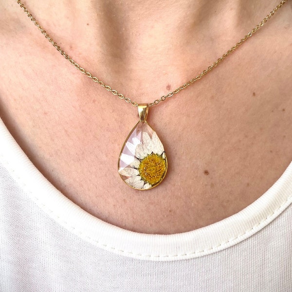 Resin necklace with Daisy flower, drop pendant with real Daisy. Botanical jewel with summer flowers. Margherit woman gift