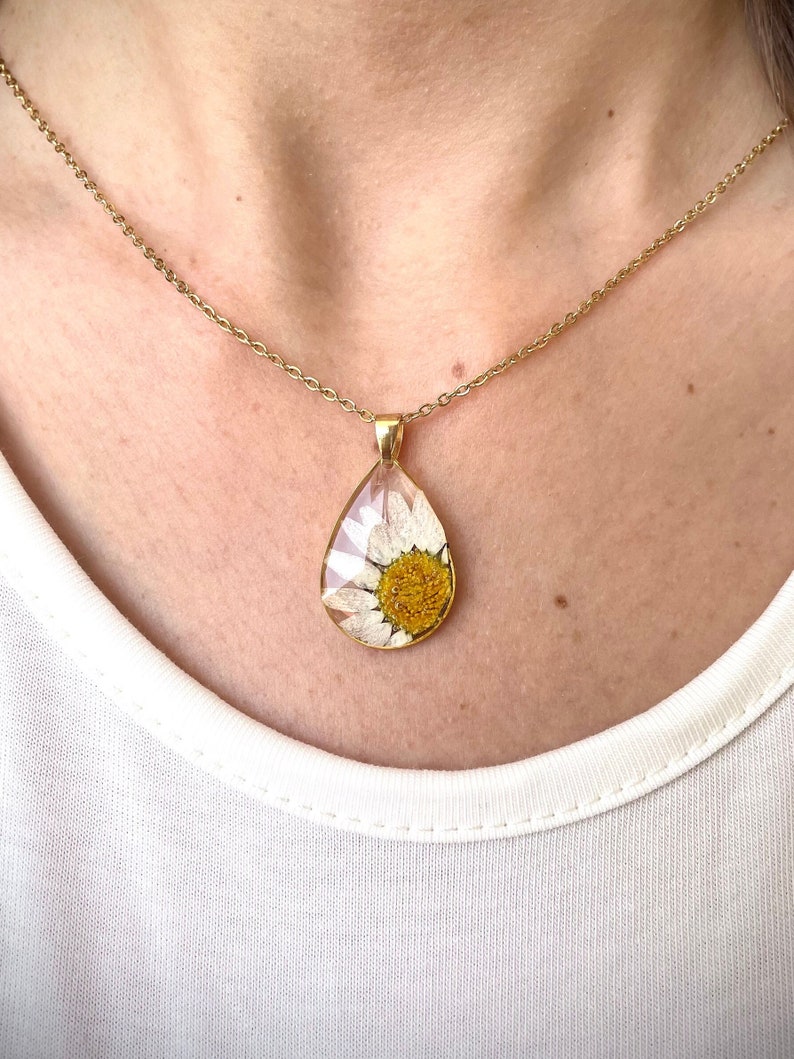 Collana in resina con fiore di Margherita, ciondolo a goccia con Margherita vera. Gioiello botanico con fiori estivi. Regalo donna Margherit immagine 1