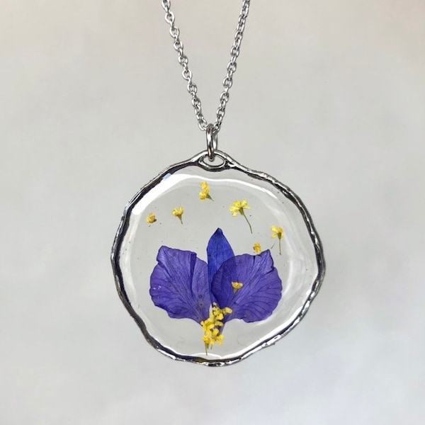 Harzjuwel mit Irisblüten, Halskette mit Irisblütenblättern und getrockneter Blumenköniginspitze. Geschenkidee mit Iris aus Harz