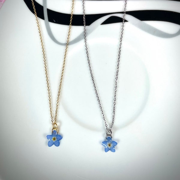 Vergissmeinnicht-Halskette, Vergissmeinnicht-Harzanhänger, Halskette mit einer blauen Blume, kleines Vergissmeinnicht-Harzjuwel