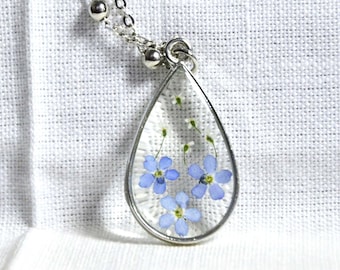 Collana con fiori di non ti scordar di me, gioiello in resina con fiori di myosotis, ciondolo botancio armonia di fiori