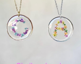 Initial letter resin necklace. Woman name necklace. Resin dried dried real flowers pendant. Custom accessories.