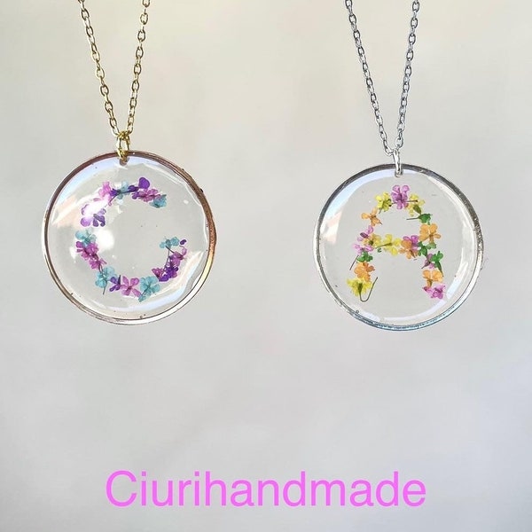 Initial letter resin necklace. Woman name necklace. Resin dried dried real flowers pendant. Custom accessories.