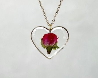 Collier en forme de cœur avec une petite rose véritable. Collier coeur avec rose sauvage. Cadeau femme avec de vraies fleurs. Cadeau collier fête des mères