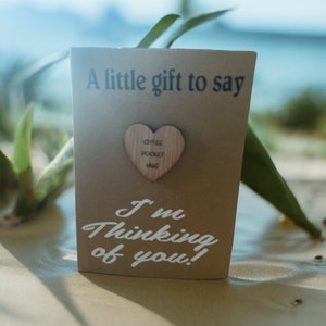 Abrazo de bolsillo hecho a mano: obsequio considerado, pequeño abrazo de bolsillo, tarjeta de regalo y corazón de madera, obsequio portátil, envíe un abrazo, regalo de recuerdo pensando en usted