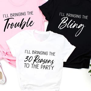 Personalisiert Ich bringe 30 Gründe für Party Shirt, Benutzerdefinierte 30. Geburtstag Shirts, lustige Geburtstagsreise Shirts, Mädchen Wochenende Tshirt