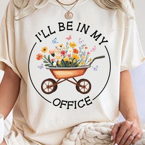 Ich bin in meinem Büro Gärtner Shirt, Gartenarbeit T-Shirt, Büro-Party-T-Shirt, Gärtnergeschenk, Gartenliebhabergeschenk, Gartenliebhaber-T-Stück Geschenk für sie