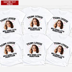 Puede incluir: Camisetas blancas de cuello redondo con una foto de una mujer, el texto "TEAM LESSIE" encima y "NEW YORK CITY MARATHON" debajo. Las camisetas tienen un diseño de confeti. El texto "CUSTOM TEXT PHOTO" está en la parte superior.