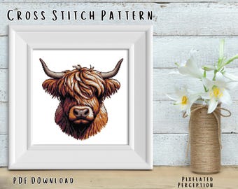 Op de afbeelding: Een ingelijst kruissteekpatroon van een Schotse hooglander met lange, bruine vacht en gebogen hoorns. De tekst "HIGHLAND COW CROSS STITCH PATTERN" staat bovenaan. De woorden "PDF DOWNLOAD" en "PIXELATED PERCEPTION" staan onderaan.