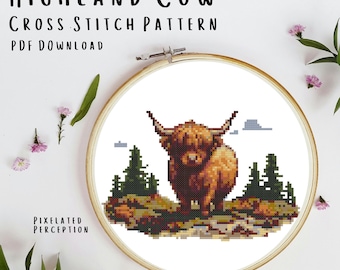 Op de afbeelding: Kruissteekpatroon van een Schotse hooglander die in een veld met bomen staat. Het patroon is in een witte borduurring. Het patroon heet "Highland Cow Cross Stitch Pattern" en is beschikbaar als PDF-download.