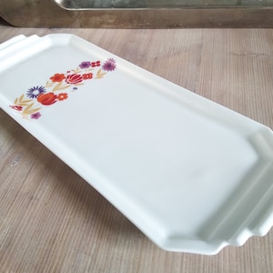 Simple cake plate In Art Deco style 60s France flower motif in red orange by BERRY for example lemon cake ;)
