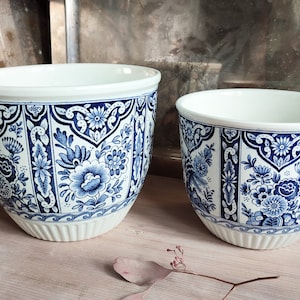 M21 Large DELFT ceramic planter pot for plants in cobalt blue with traditional painting from Delft Holland, floral motif geometric