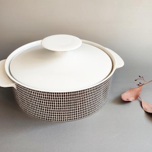 Könnte beinhalten: Ein Set aus drei Keramikbechern mit gesprenkelter, matter Oberfläche. Die Becher sind in den Farbtönen Creme, Hellgrau und Dunkelgrau gehalten. Jeder Becher hat ein schlichtes, minimalistisches Design, ideal für Kaffee oder Tee.