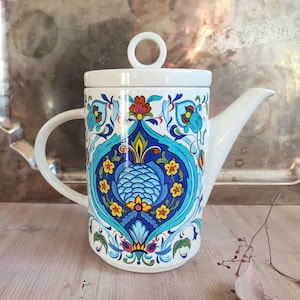Large coffee pot with lid from the IZMIR series by Villeroy Boch 1973 design by Christine Reuter 70s made in Luxembourg