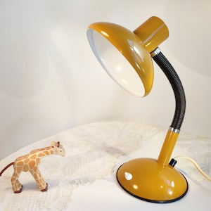 Table Lamp Veneta Lumi Kabo, Italy, 1950-1960s Kleine Schreibtischlampe in Ocker Gelb und Schwarz 250Volt 60 Watt
