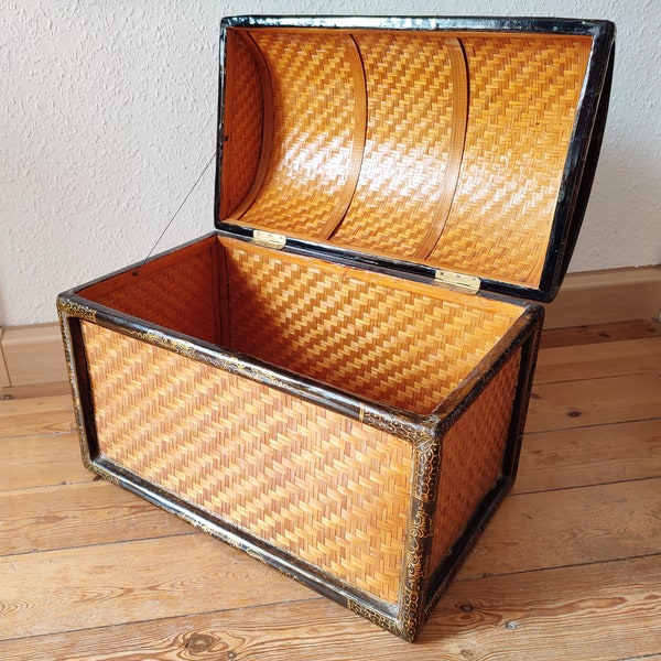 Kleine Kiste Vintage Deckeltruhe aus Rattan Korb Kiste 60er Jahre Boho-Style Aufbewahrung Deko Ordnung Schwarz Gold Hochglanz Asiatisch