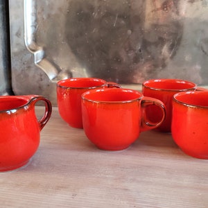RED - ORANGE! SET 4 cups and 1 milk jug in red-orange, Fat Lava glaze 70s Space Age Vintage,