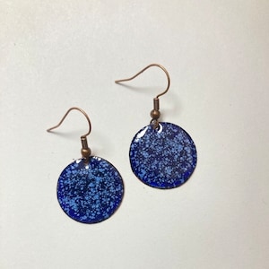 Emaille Ohrring, dunkles Blau marmoriert ,hängend, handgemacht
