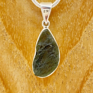 Echter Moldavit-Rohsteinanhänger 100% natürlich mit zertifiziertem Edelstein aus der Tschechischen Republik 925 Sterling Silber Handgefertigter Designer Schmuck