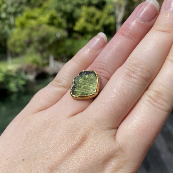 La pierre de transformation rugueuse Moldavite Ring, Moldavite Ring, C zech Repubilc Geniune Moldavite, Gifting Jewelry For her