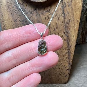 Tektita natural moldavita, colgante de plata de ley 925, piedra preciosa moldavita genuina, colgante moldavita de la familia tektita, colgante hecho a mano