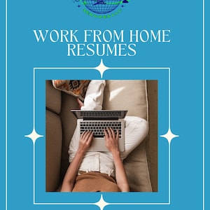 以下が含まれることがあります： ラップトップで自宅で仕事をしている人。ラップトップは開いており、その人はキーボードを打っています。その人は白い毛布のあるソファに座っています。画像は、青い背景に「WORK FROM HOME RESUMES」と「PROFESSIONALLY DESIGNED RESUMES」というテキストが書かれています。