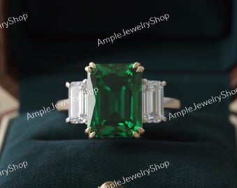 Pierścionek zaręczynowy w stylu art déco z lat 90. XIX wieku z zielonym szmaragdem o masie 2,50 ct, elegancki pierścionek z kolekcji Estate ze srebra próby 935, antyczny pierścionek z trzema kamieniami