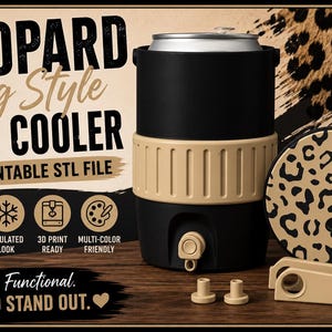 Op de afbeelding: Zwarte en bruine luipaardprint blikjeskoeler met de tekst "LEOPARD Jug Style CAN COOLER". De koeler past op 355 ml blikjes en heeft een geïsoleerde uitstraling. Inclusief bijpassende onderzetter en accessoires. 3D-printbaar STL-bestand.