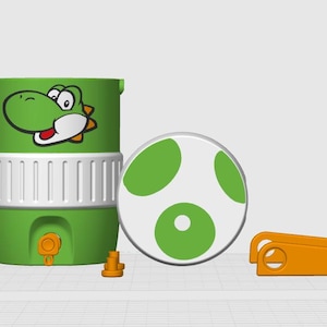 Op de afbeelding: Een groene en witte Yoshi-waterkoeler met een bijpassend eivormig deksel en oranje tangen. De koeler heeft een cartoon Yoshi-gezicht en een kraan. Het deksel heeft groene vlekken.