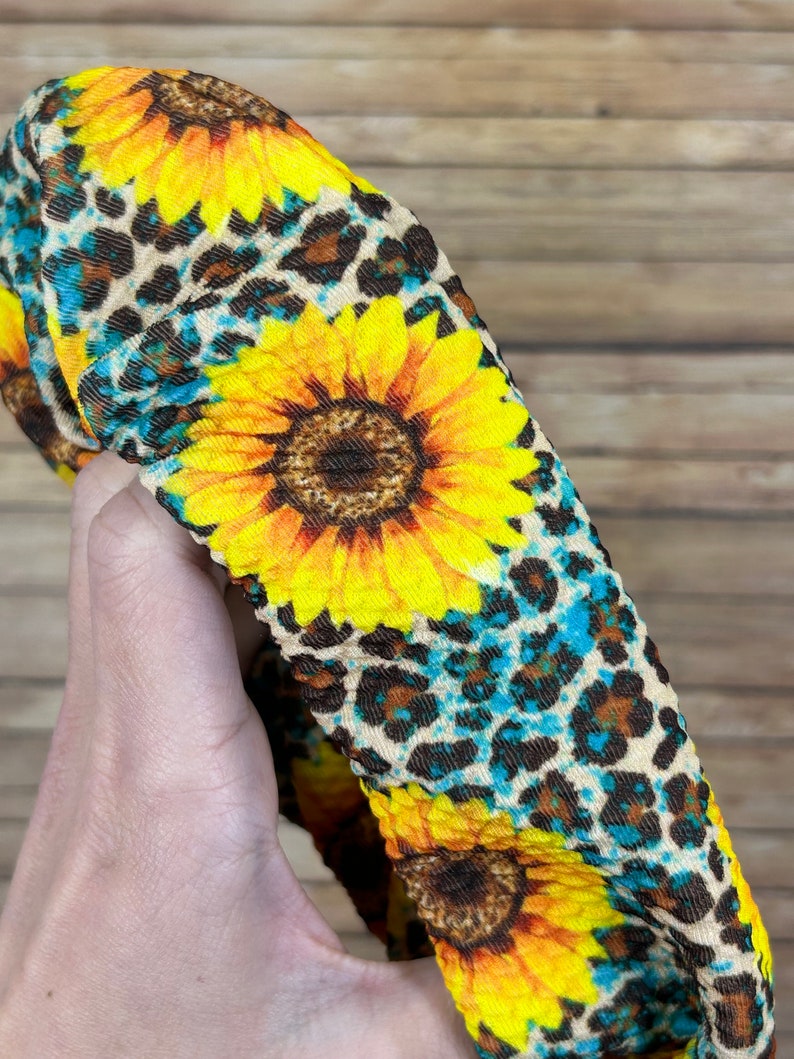 Scrunchie de girasoles de leopardo imagen 2