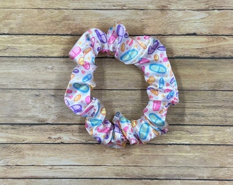 Skinny Pastel Medikamente Scrunchie