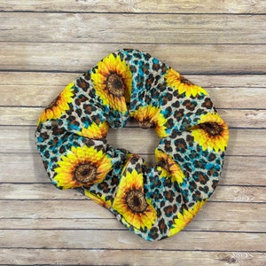 Scrunchie de girasoles de leopardo imagen 1