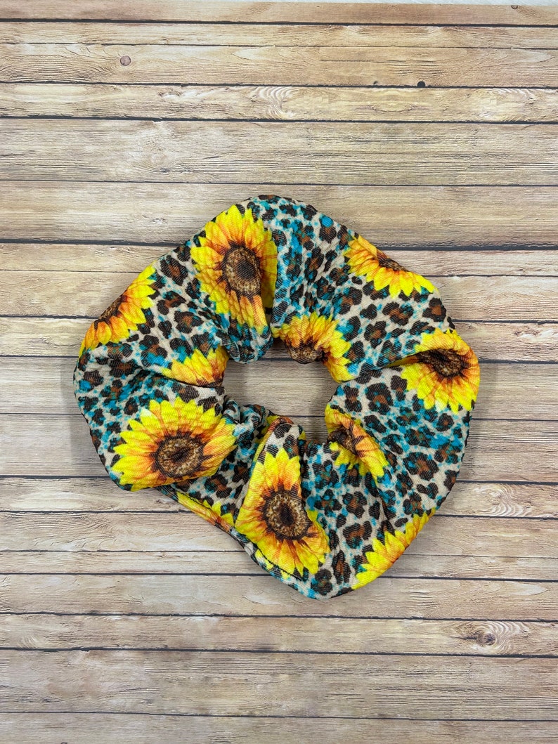 Scrunchie de girasoles de leopardo imagen 1