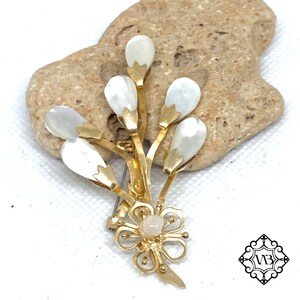 Vintage goudkleurige bloemenbroche met schelpen
