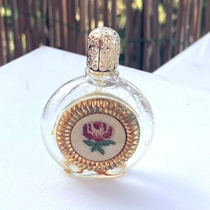 Frasco de perfume vintage com rosa petit point