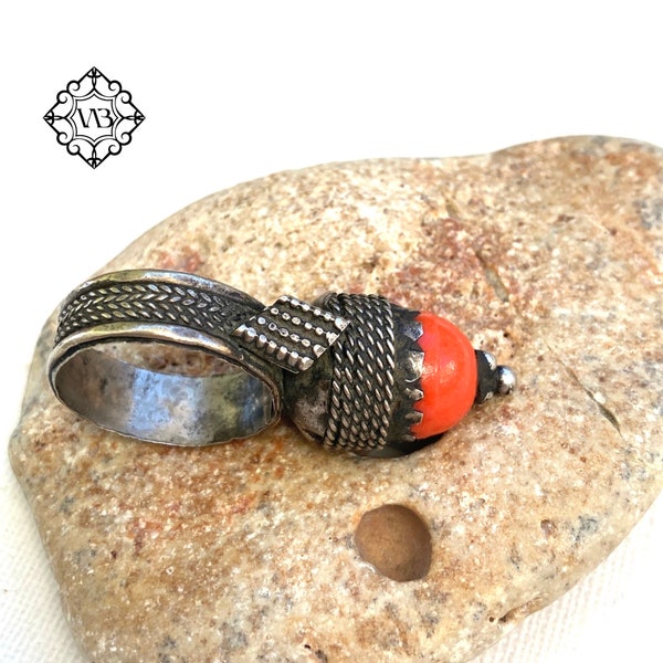 Bague tribale vintage avec perle de verre rouge du Yémen