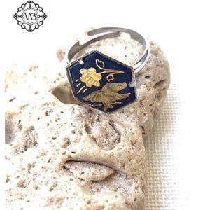 Op de afbeelding: Een set van drie keramische mokken met een gespikkelde, matte afwerking. Elke mok heeft een andere kleur: lichtblauw, crème en grijs. De mokken hebben een eenvoudig, modern ontwerp en een comfortabele handgreep.