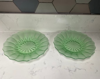 Par de platos vintage. Platos laterales de vidrio de depresión prensada verde / plato de baratijas