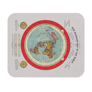 Puede incluir: Alfombrilla de ratón rectangular con un diseño de mapa del mundo vintage. El mapa es circular, con un borde rojo e ilustraciones detalladas de continentes y océanos. El texto incluye "New Standard Map of the World".