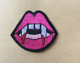 Fangs lippen geborduurde patch