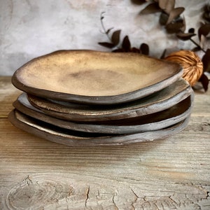 Keramisk tallrik, handgjord tallrik, rustik tallrik, inflyttningstallrikar, handgjord keramisk tallrik, inflyttningspresent, tallrikar med oregelbunden form