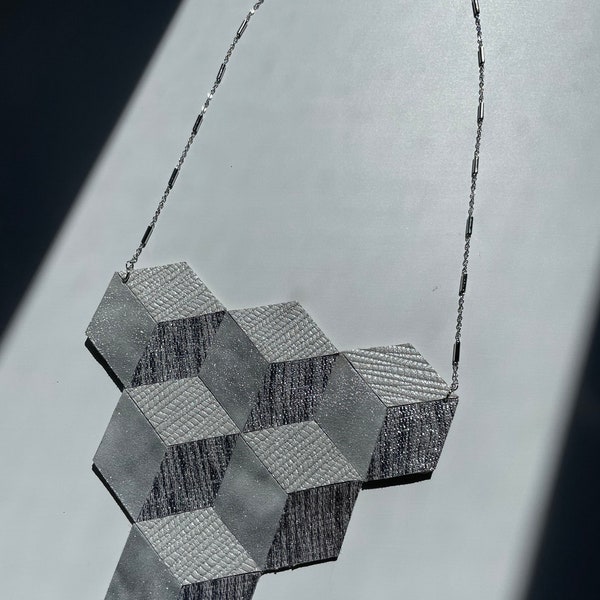 Halskette aus echtem, nachhaltigem italienischem Leder. Einzigartige und handgemachte geometrische Hexagon Würfel Halskette. Statement Silber Schmuck. 3D Effekt.